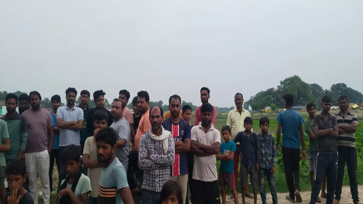 प्रयागराज: देवर ने खेत में डंडे से पीटकर भाभी की हत्या की, वारदात के बाद आरोपी फरार