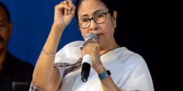ममता का आग उगलता बयान! ‘इस्तीफा नहीं दूंगी, मुझे बर्खास्त कर दो’ – TMC बैठक में 10 विधायक गायब, BJP पर लगाया बड़ा आरोप